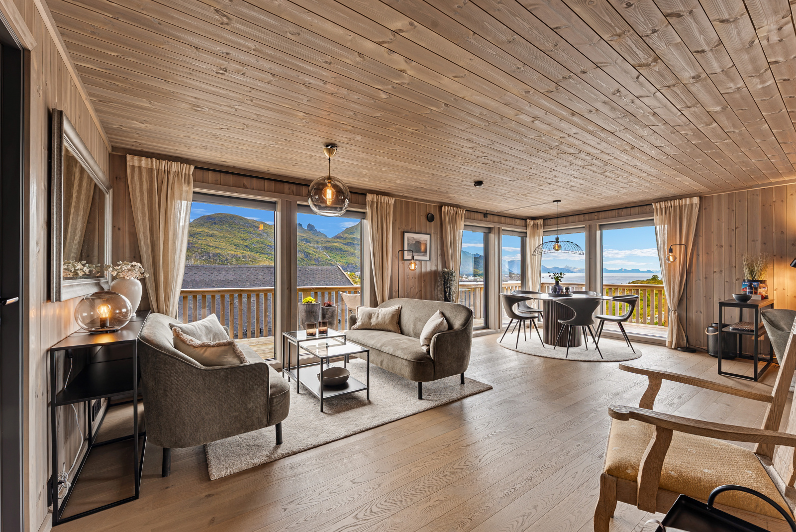 Golden Horizon — oversikt over stue, kjøkken og spiseplass