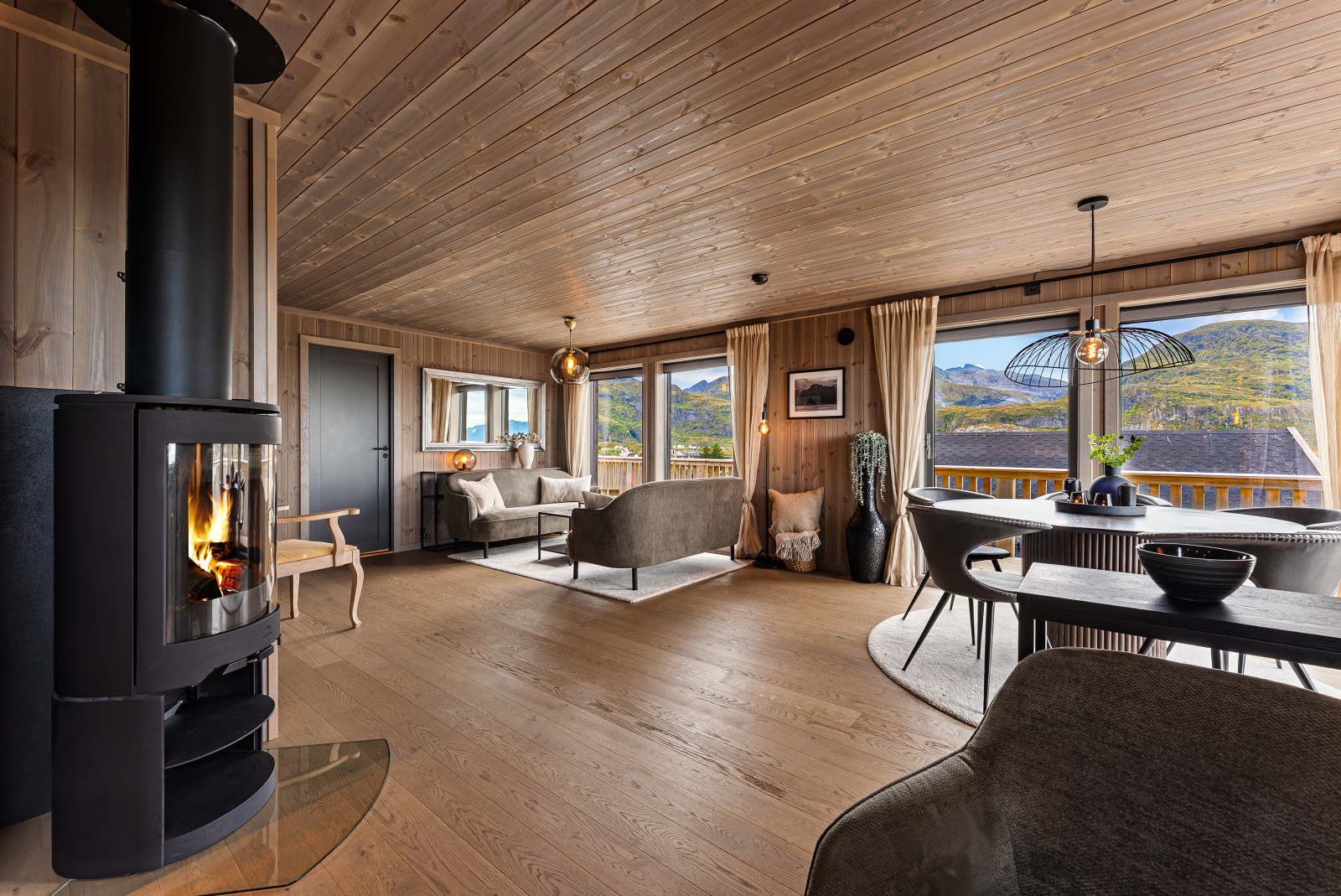Stue med utsikt mot fjorden