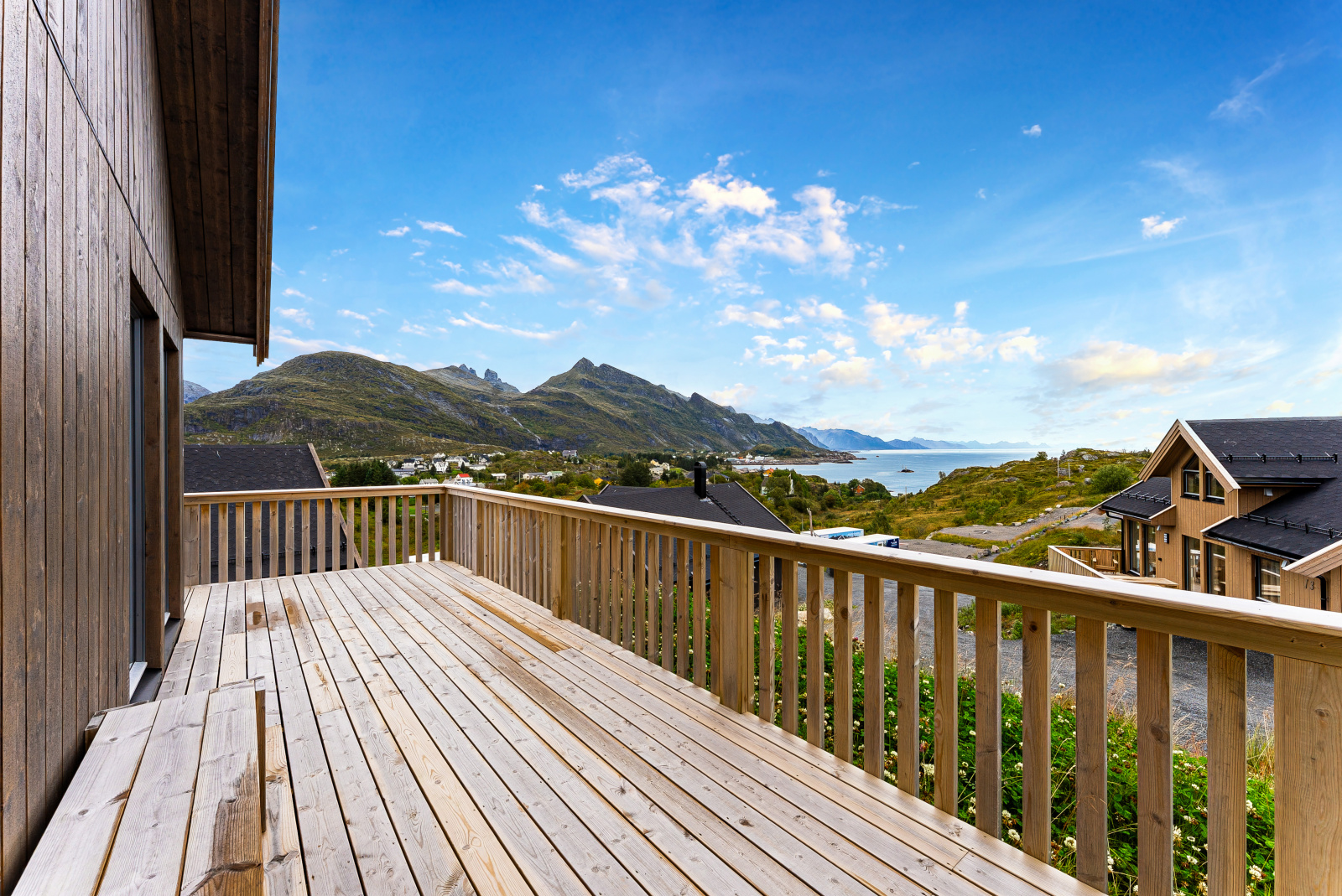 Terrasse med utsikt mot fjell og fjord
