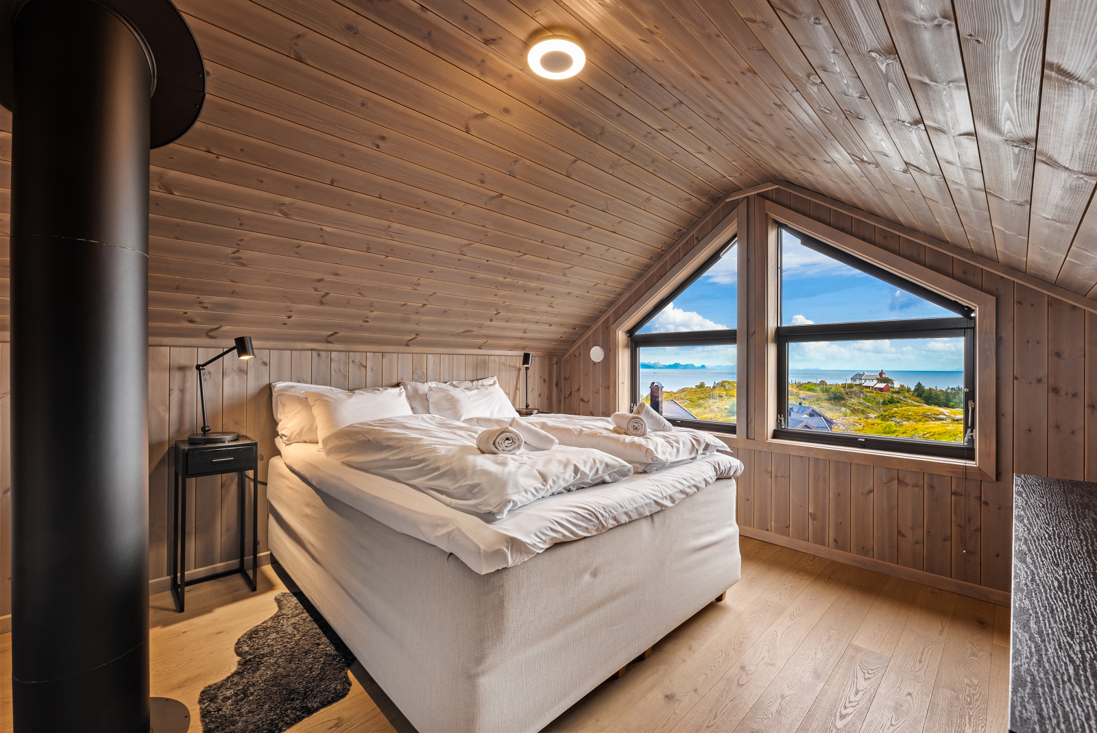 Hovedsoverom i 2. etasje med utsikt mot havet