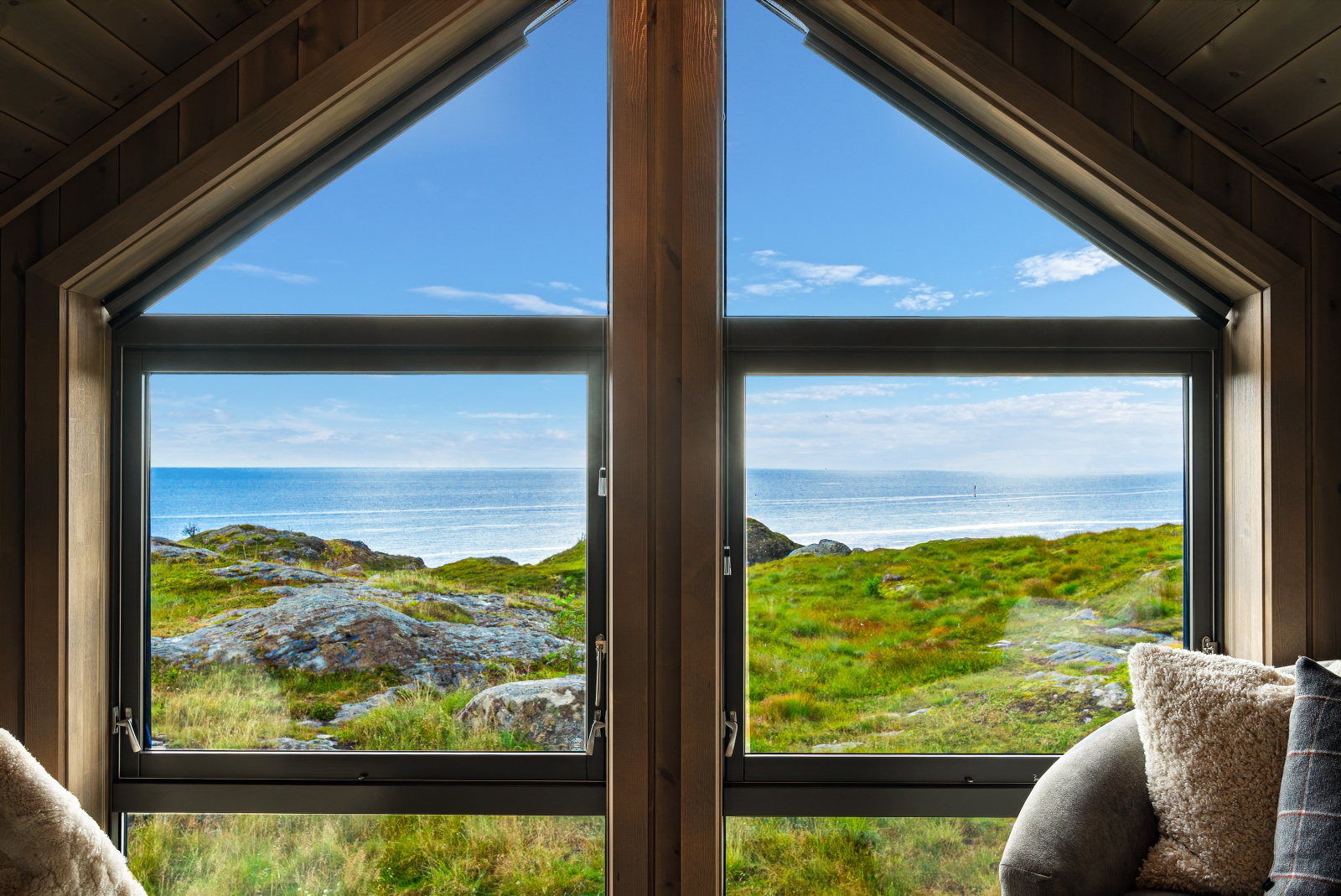 Utsikt mot havet fra vinduet i loftstua