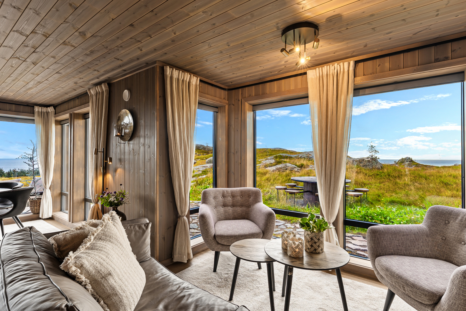 Sittegruppe med panoramavindu mot havet