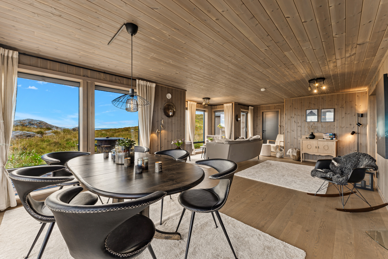 Spisebord med utsikt mot havet og fyrlykta